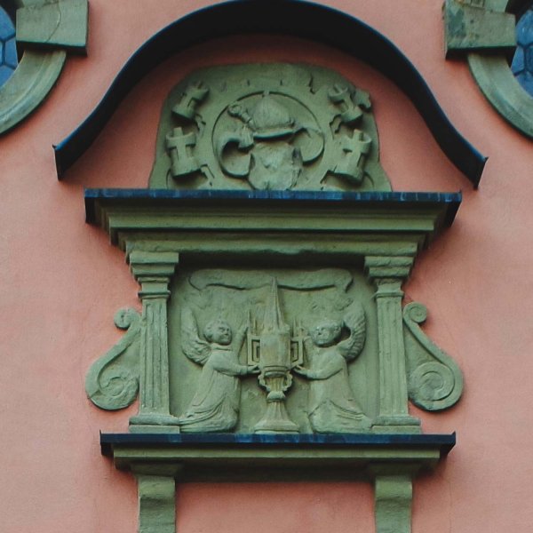Detail der Westfassade. Zwei Engel präsentieren die Monstranz (Foto Dr. Matthias Wieser)