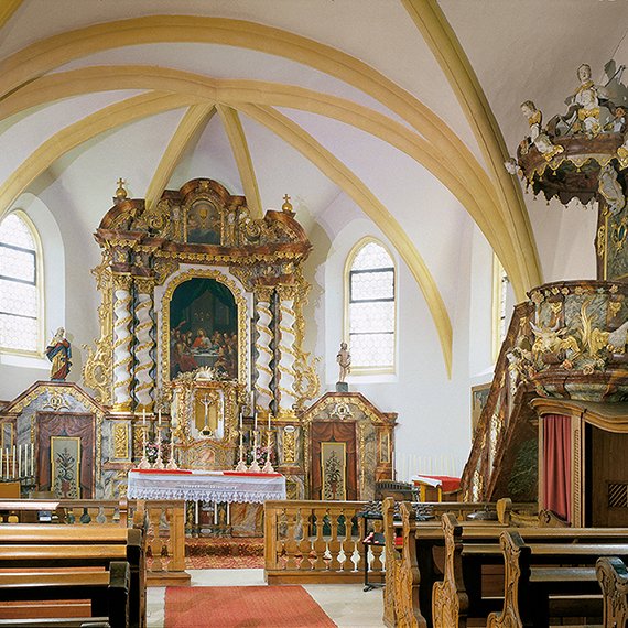 Hochaltar und Kanzel der Heilig-Blut-Kapelle (Foto Winfried Berberich KunstSchätzeVerlag 2002)