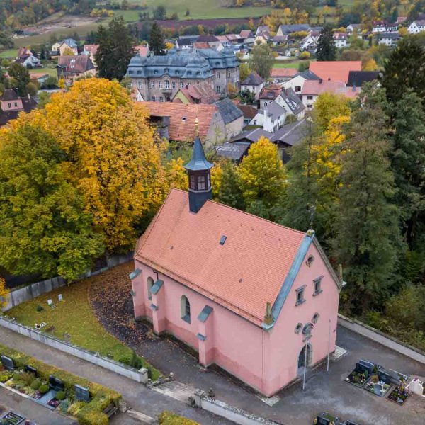 Luftbild der Wallfahrtskirche; im Hintergrund ist auch das Schloss zu erkennen (Foto Stephan Hummel)