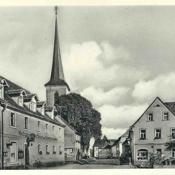 Marktplatz um 1964 mit Nonnenhof links - später Metzgerei und Gasthaus. Angrenzend das heute nicht mehr existente alte Rathaus mit Feuerwehr (Foto Christoph Süß)