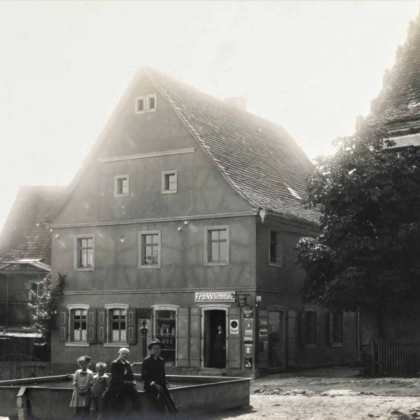 Marktplatz Burgwindheim - Hauptstraße 43 (ca. 1920) mit durchscheinend verputztem Fachwerk (später freigelegt) (Quelle Staatsbibliothek Bamberg V Bp 24. Foto Gerald Raab)