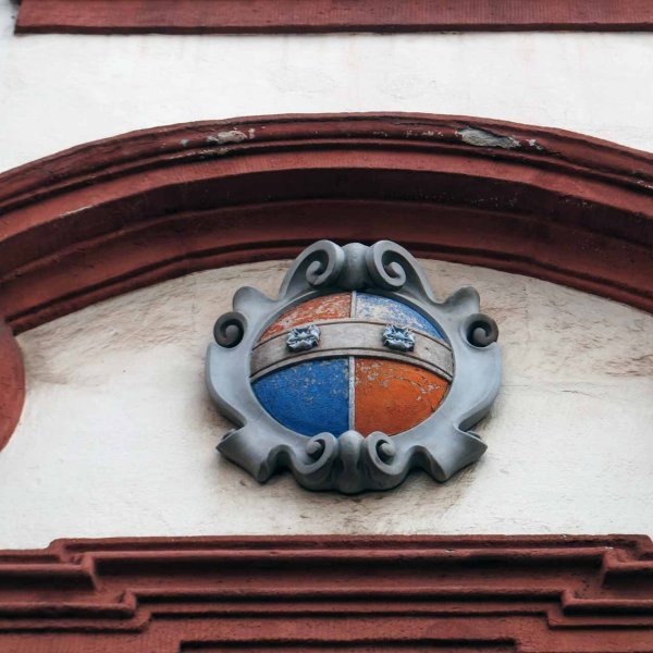 The coat of arms cartouche of the former coaching inn