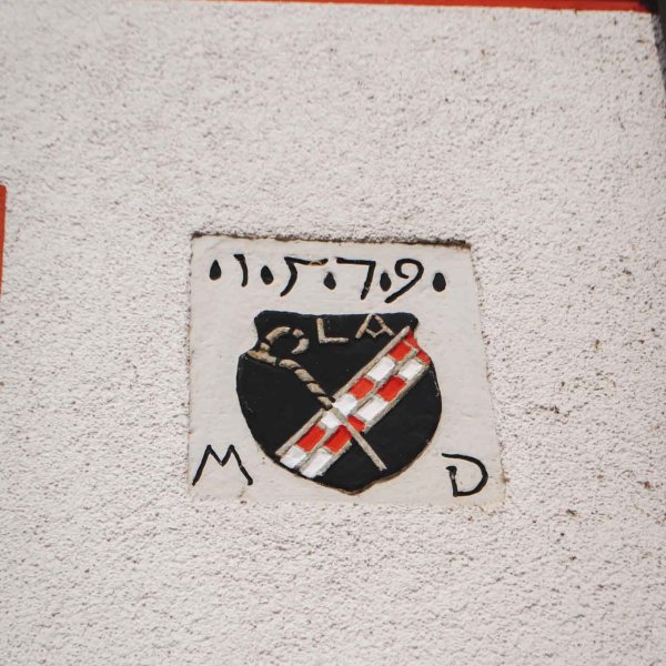 Ehem. Richterhaus - Wappen mit Initialen „LA” sowie Zisterzienserbalken und Krummstab (Foto Dr. Matthias Wieser)