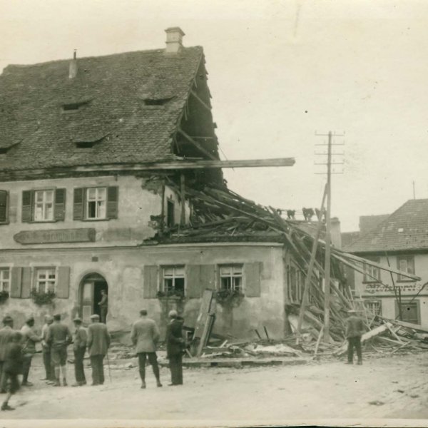 Ehem. Richterhaus mit teilweise eingestürztem Giebel (1928). Die Zinnen links am Giebel wurden mutmaßlich mit dem Wiederaufbau des Dachstuhles entfernt