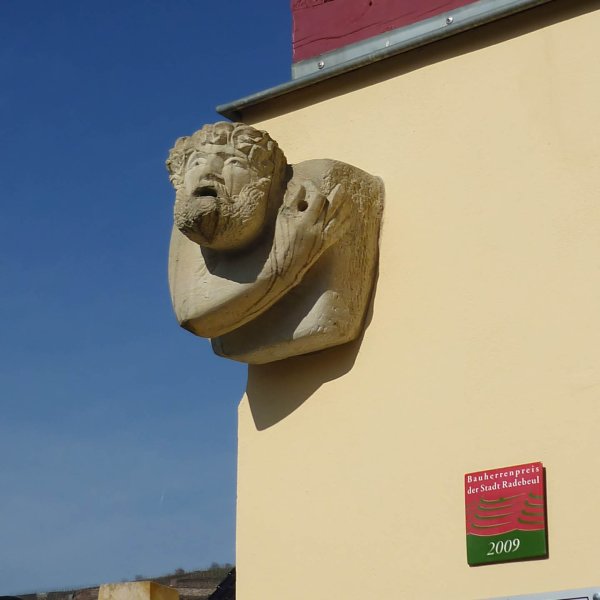 Grotesques or malachite stones like the ones in Burgwindheim were widely used - such as this grotesque head from Radebeul