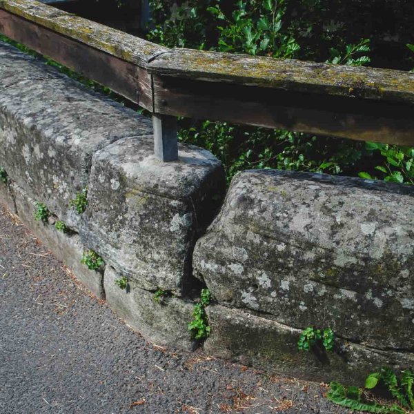 Détail du pont de la porte supérieure - les murs courbes en pierre naturelle sont profilés