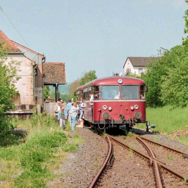 La micheline s'arrête à Burgwindheim sur le chemin de Frensdorf le 21 mai 1995