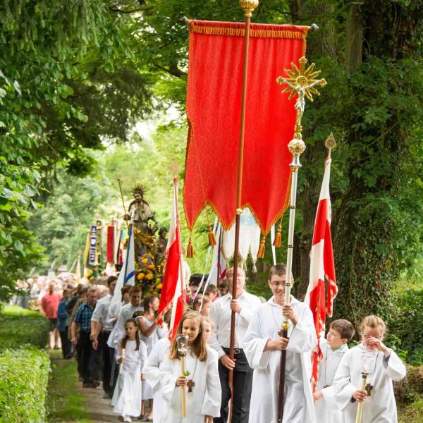 Le chemin de pèlerinage fait partie de la route de la procession du sang à travers Burgwindheim - un spectacle coloré
