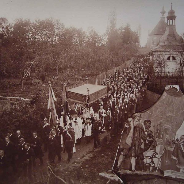 La procession sanglante passe devant la fontaine du Saint-Sang (vers 1900)