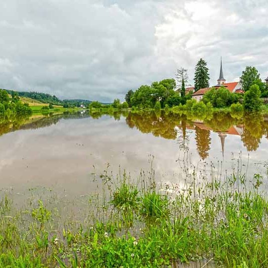 Lors d'inondations comme celle de 2021 le lac historique du village et le caractère de château à douves du château officiel de Burgwindheim sont reconnaissables