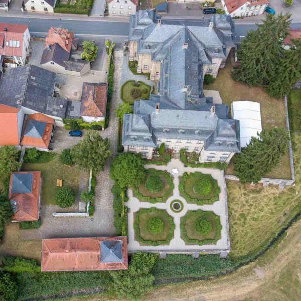 La vue aérienne de 2019 montre le château officiel avec son jardin et sa remise et les anciens bâtiments économiques partiellement conservés