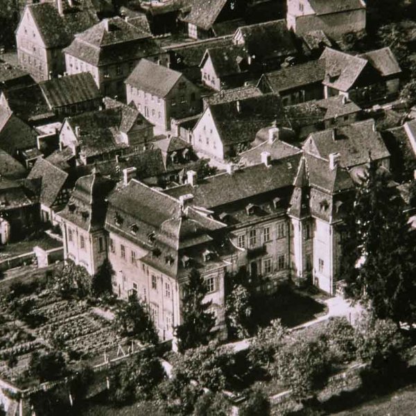 Vue aérienne historique du complexe du château avec les jardins et les dépendances (vue du sud-est)