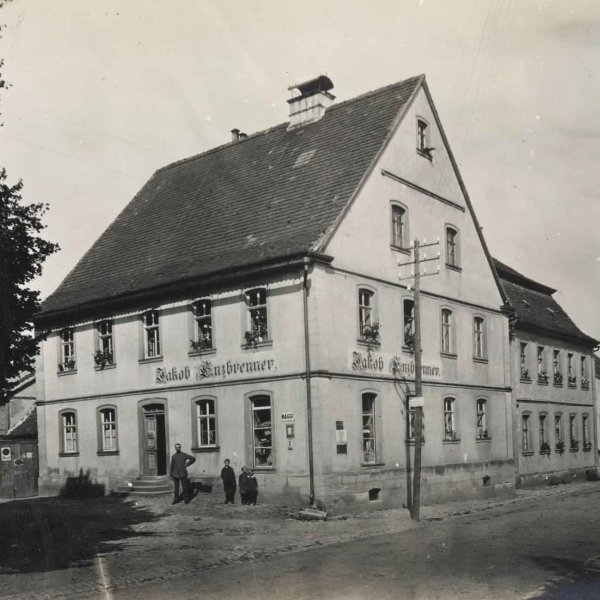 Hauptstraße 28 (1918) - Das Gebäude beherbergte im 20. Jh. auch die Poststation mit Fernsprecher (Quelle Staatsbibliothek Bamberg V Bp 23 - 1918. Foto Gerald Raab)