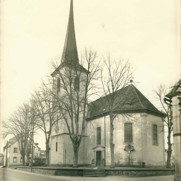 Église paroissiale catholique de Saint-Jacques - avec l'ancienne mairie à deux étages avec caserne de pompiers adjacentes à gauche (1956)