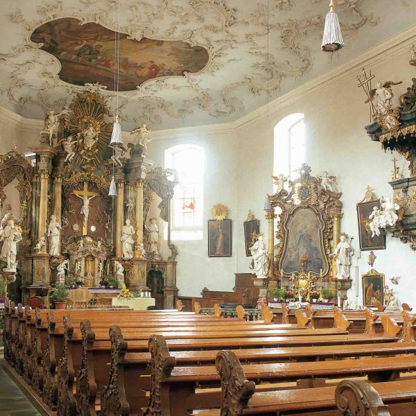 Katholische Pfarrkirche St. Jakobus - Innenraum mit Blick auf den Altar (Foto Winfried Berberich KunstSchätzeVerlag (2002)