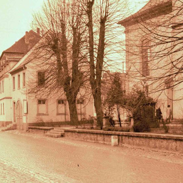 En face de l'auberge Hirschen se trouvait l'ancien hôtel de ville (aujourd'hui disparu). Les pompiers étaient logés au rez-de-chaussée et les locaux administratifs de la mairie au-dessus