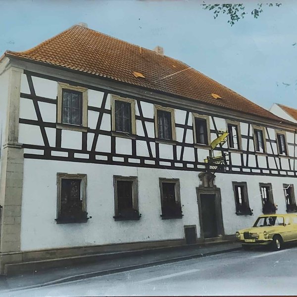 Ancienne auberge Zum Hirschen avec une potence en fer forgé (vue des années 1960/1970)