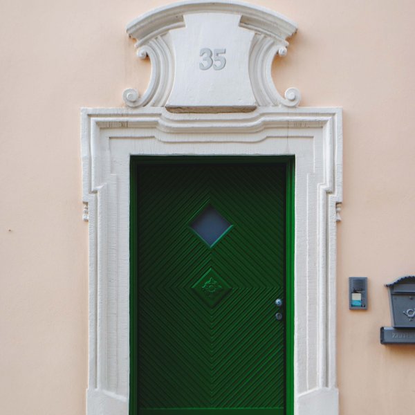 Former “Gasthaus zum Hirschen” entrance area with split pedimented door frame